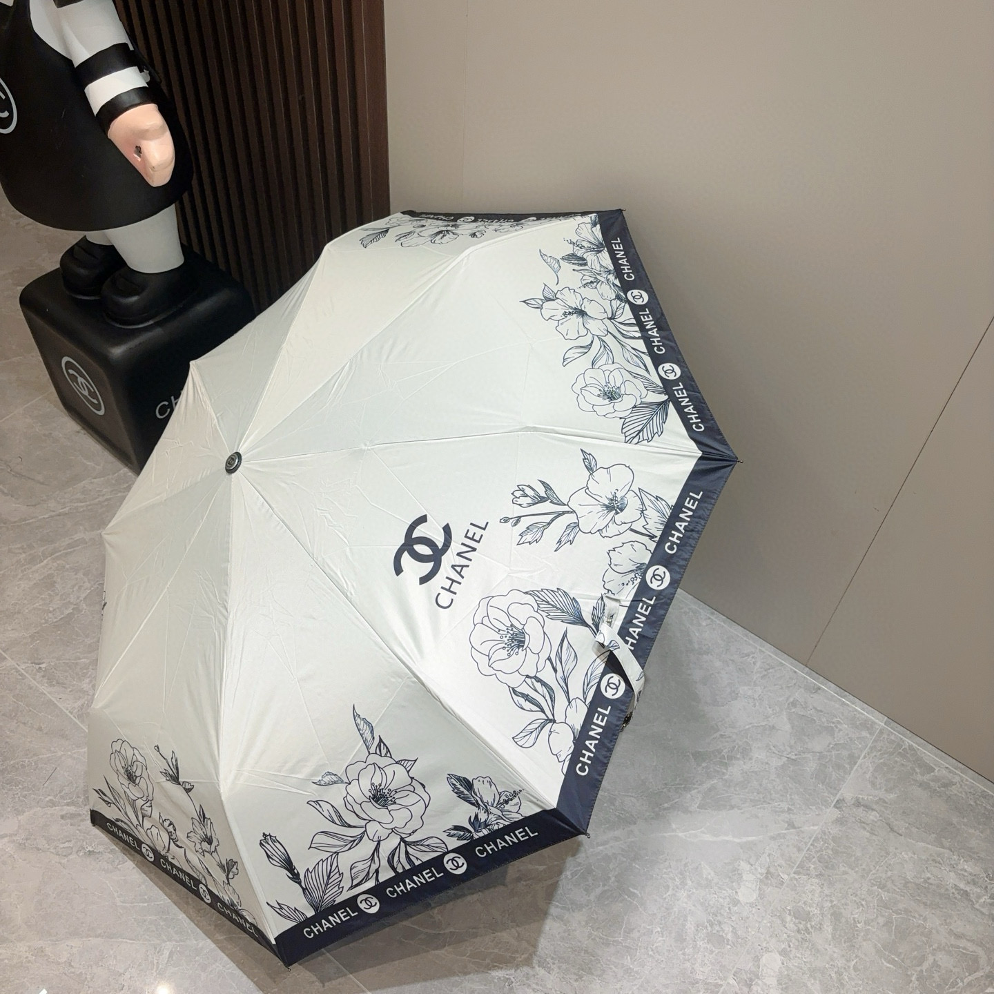  CHANEL（香奈儿）三折自动折叠晴雨伞 集合香奈儿灵魂LOGO为一体的设计风格高雅奢华 带在身上带来