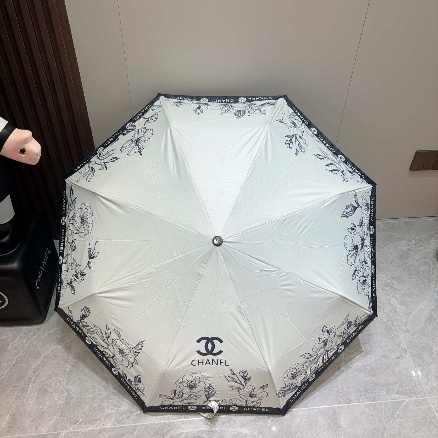  CHANEL（香奈儿）三折自动折叠晴雨伞 集合香奈儿灵魂LOGO为一体的设计风格高雅奢华 带在身上带来