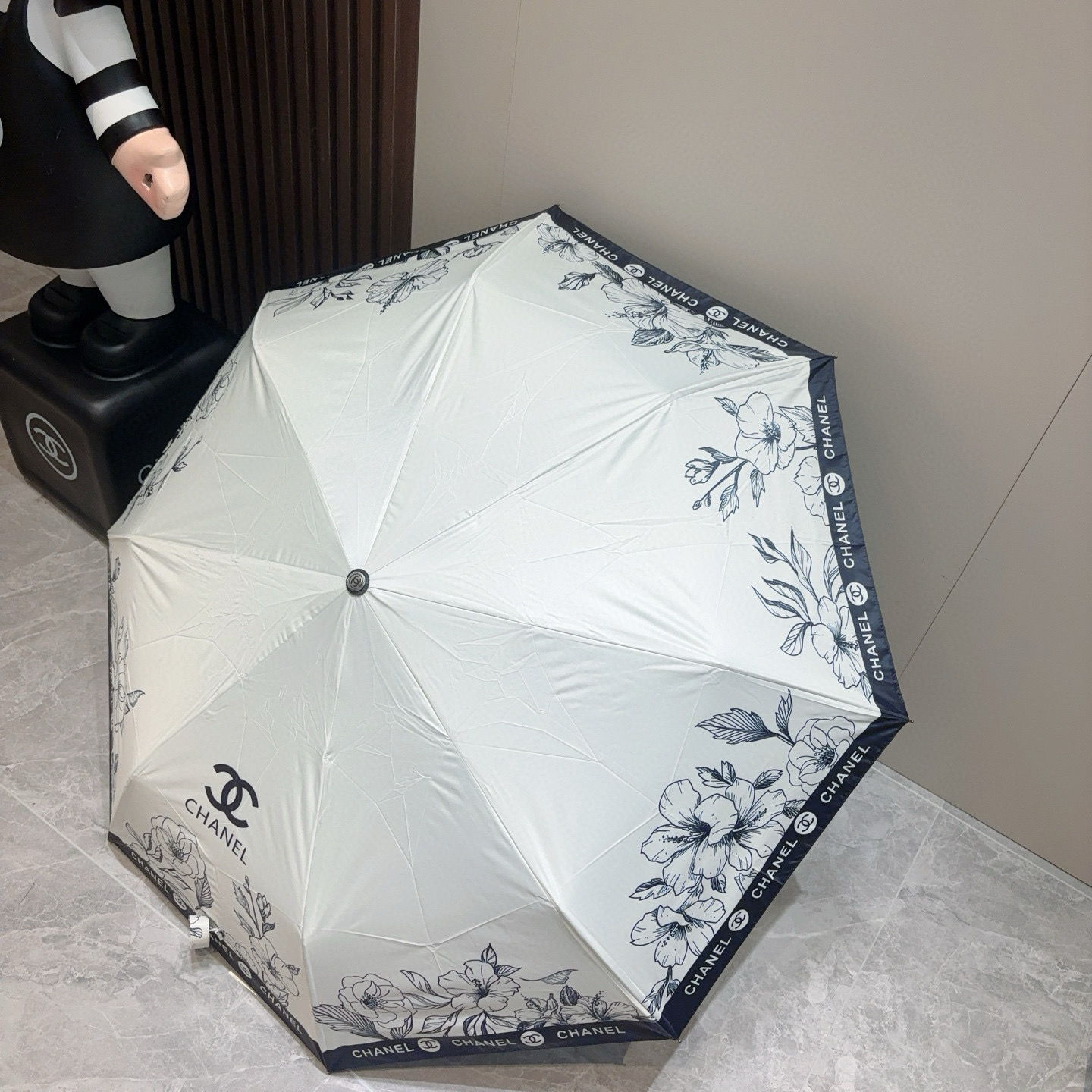  CHANEL（香奈儿）三折自动折叠晴雨伞 集合香奈儿灵魂LOGO为一体的设计风格高雅奢华 带在身上带来