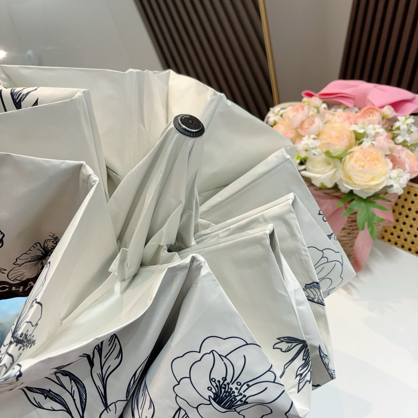 CHANEL（香奈儿）三折自动折叠晴雨伞 集合香奈儿灵魂LOGO为一体的设计风格高雅奢华 带在身上带来
