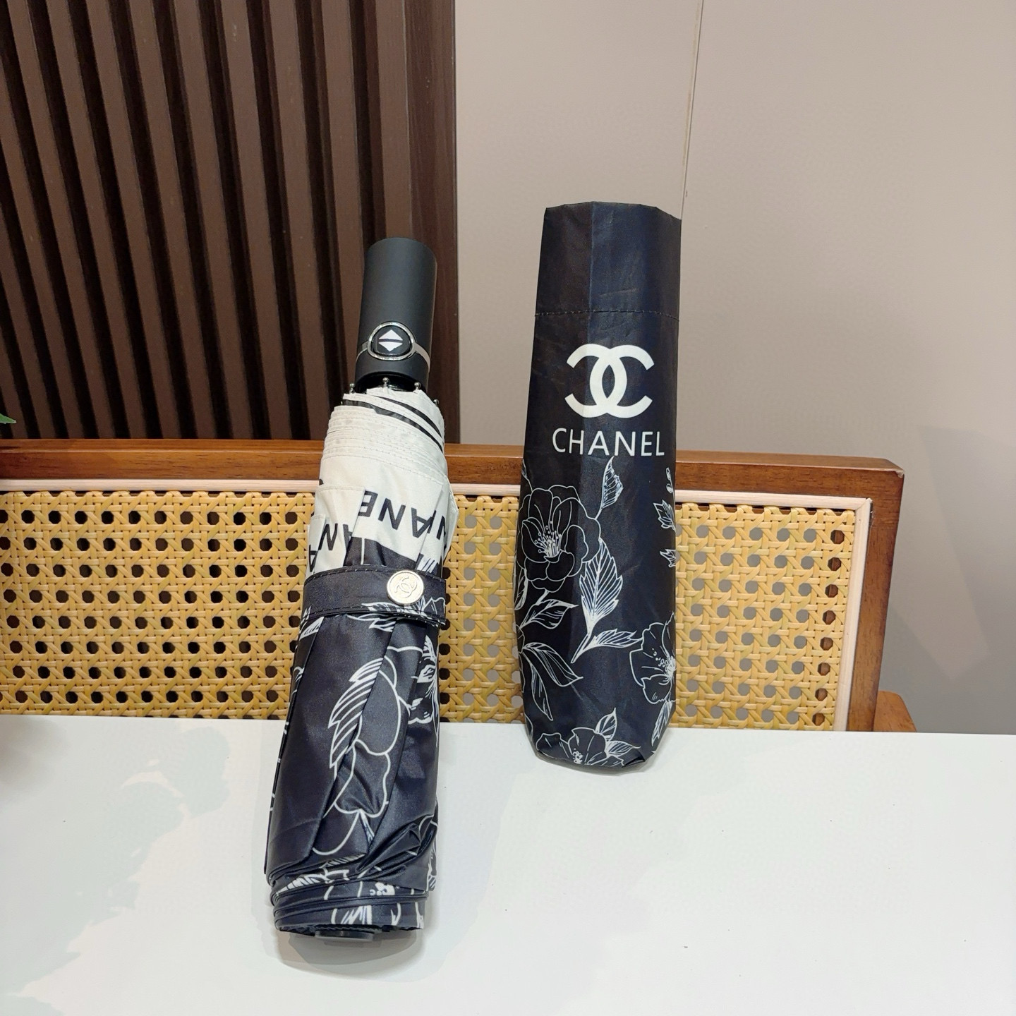  CHANEL（香奈儿）三折自动折叠晴雨伞 集合香奈儿灵魂LOGO为一体的设计风格高雅奢华 带在身上带来