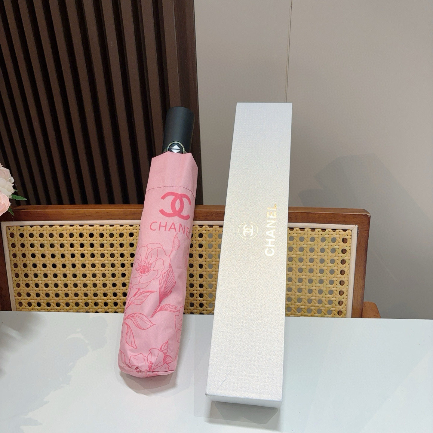  CHANEL（香奈儿）三折自动折叠晴雨伞 集合香奈儿灵魂LOGO为一体的设计风格高雅奢华 带在身上带来