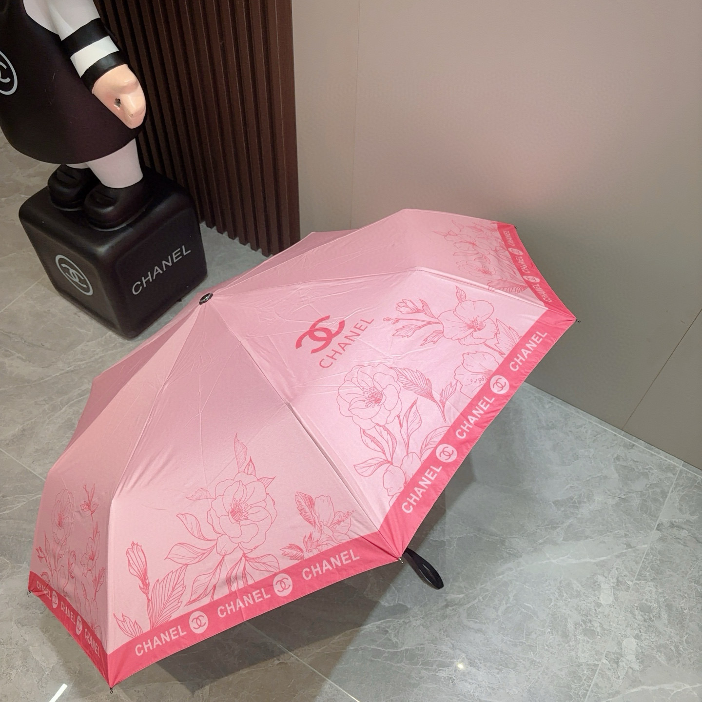  CHANEL（香奈儿）三折自动折叠晴雨伞 集合香奈儿灵魂LOGO为一体的设计风格高雅奢华 带在身上带来