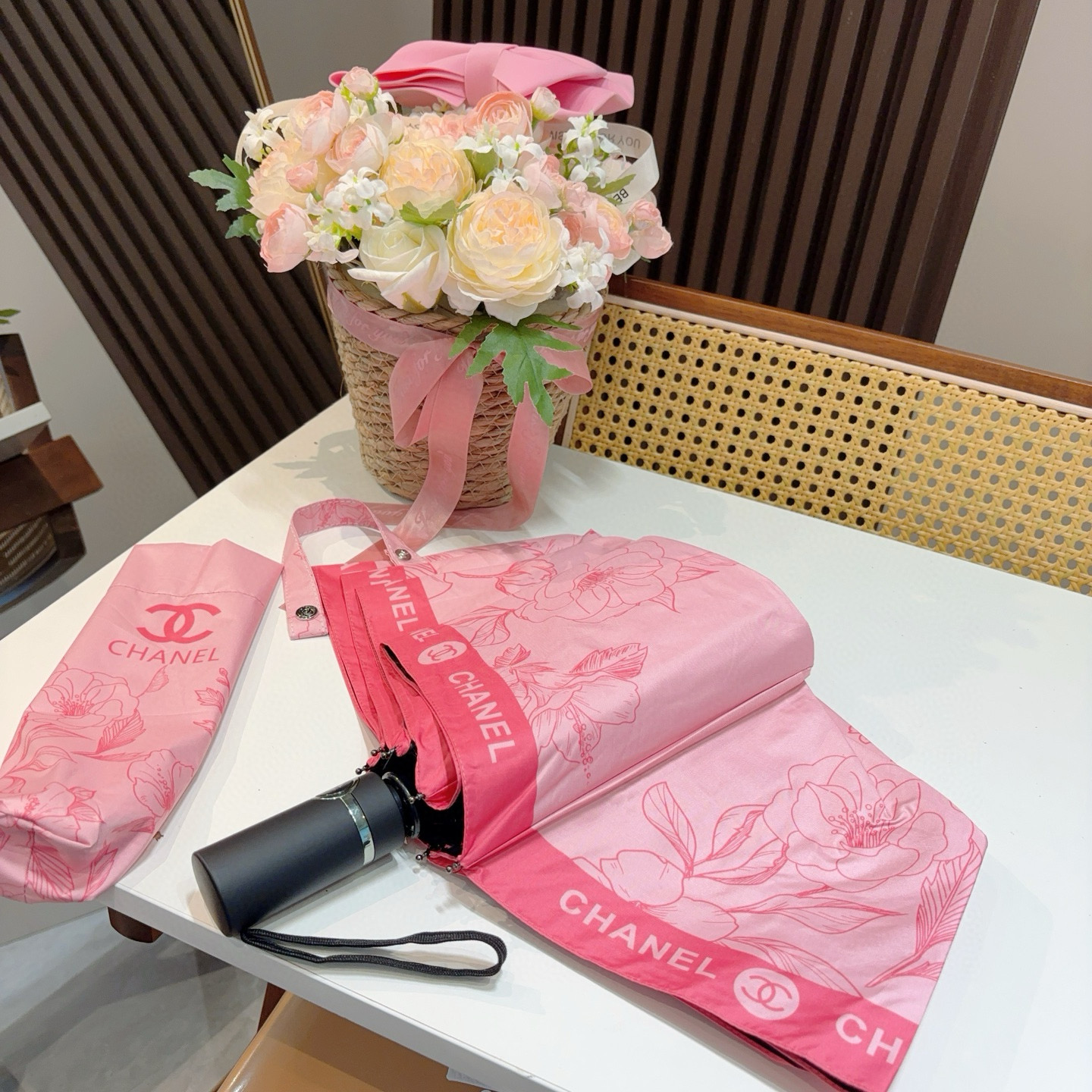  CHANEL（香奈儿）三折自动折叠晴雨伞 集合香奈儿灵魂LOGO为一体的设计风格高雅奢华 带在身上带来