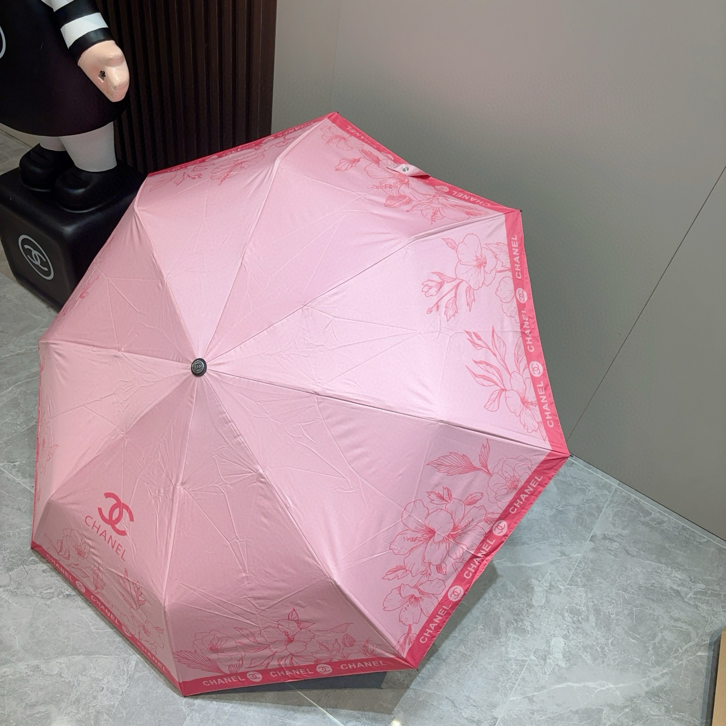  CHANEL（香奈儿）三折自动折叠晴雨伞 集合香奈儿灵魂LOGO为一体的设计风格高雅奢华 带在身上带来