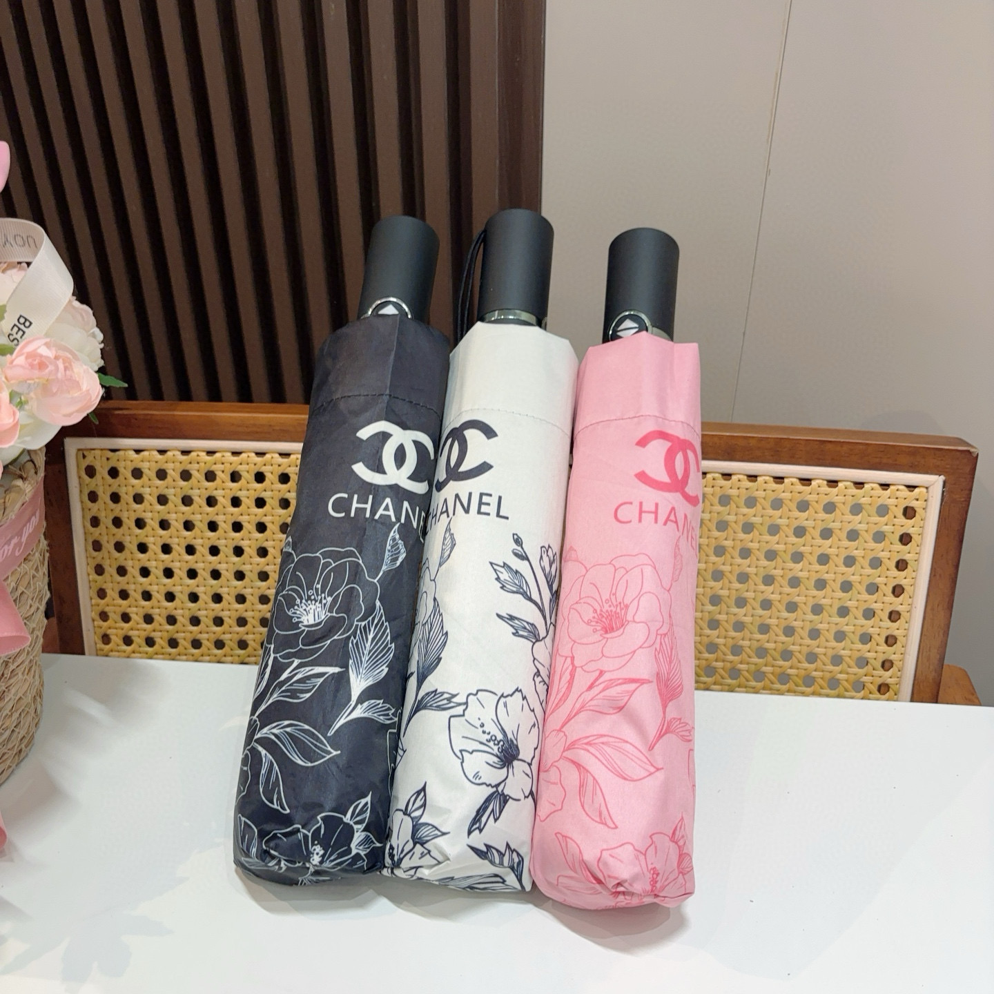  CHANEL（香奈儿）三折自动折叠晴雨伞 集合香奈儿灵魂LOGO为一体的设计风格高雅奢华 带在身上带来