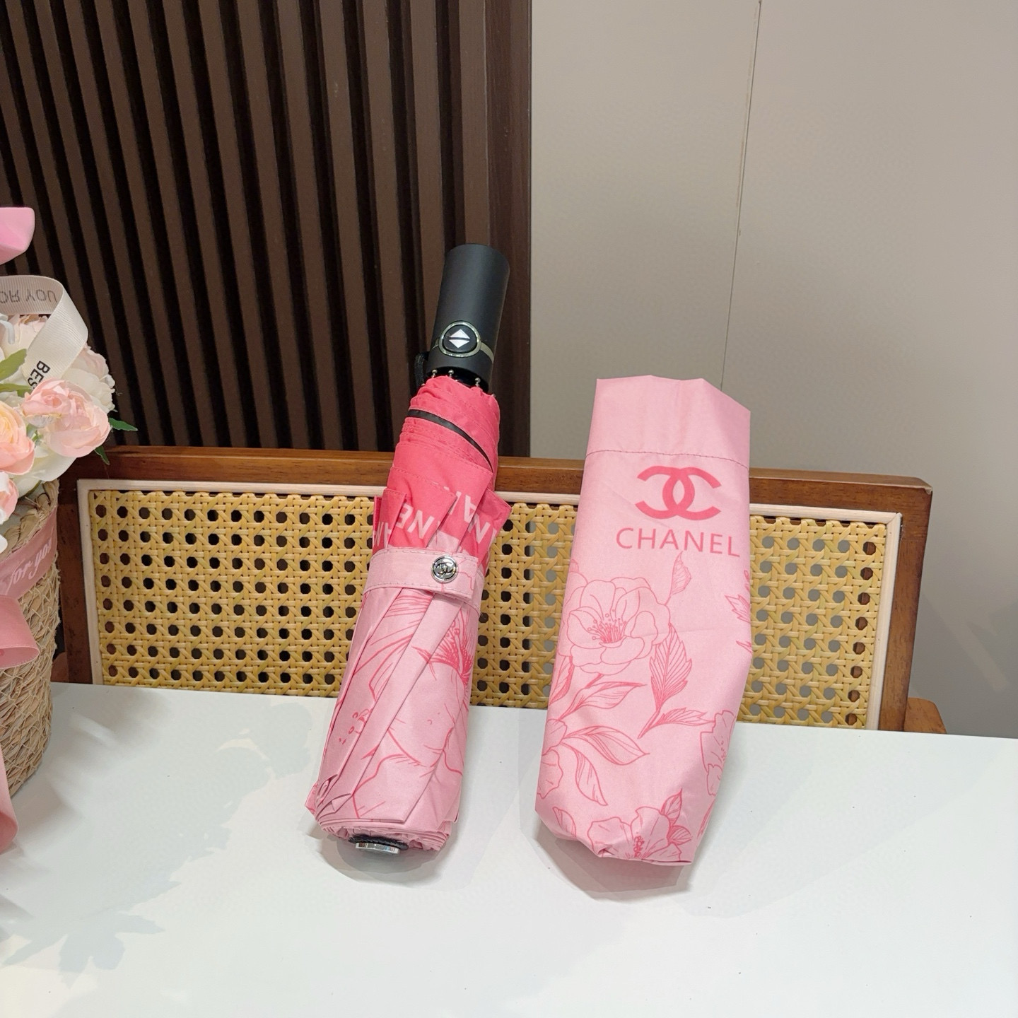  CHANEL（香奈儿）三折自动折叠晴雨伞 集合香奈儿灵魂LOGO为一体的设计风格高雅奢华 带在身上带来