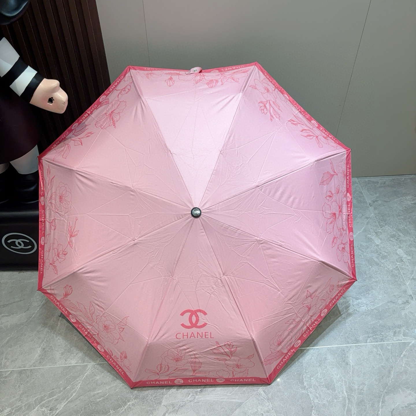  CHANEL（香奈儿）三折自动折叠晴雨伞 集合香奈儿灵魂LOGO为一体的设计风格高雅奢华 带在身上带来