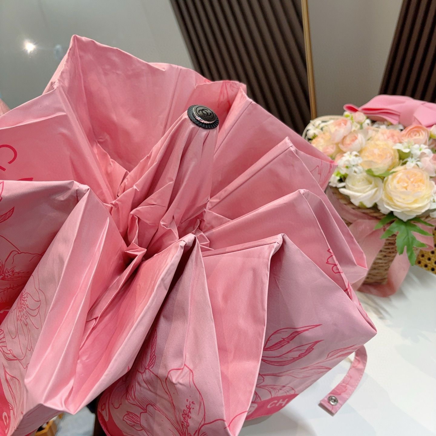  CHANEL（香奈儿）三折自动折叠晴雨伞 集合香奈儿灵魂LOGO为一体的设计风格高雅奢华 带在身上带来