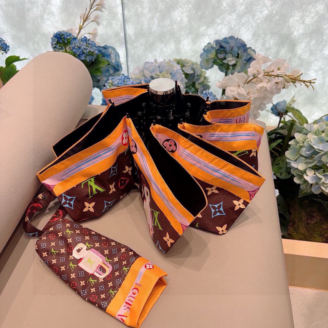  LOUIS VUITTON（路易威登）五折伞 热卖款 时尚指数爆表 不论晴天雨天使用都相得益彰 拥有它