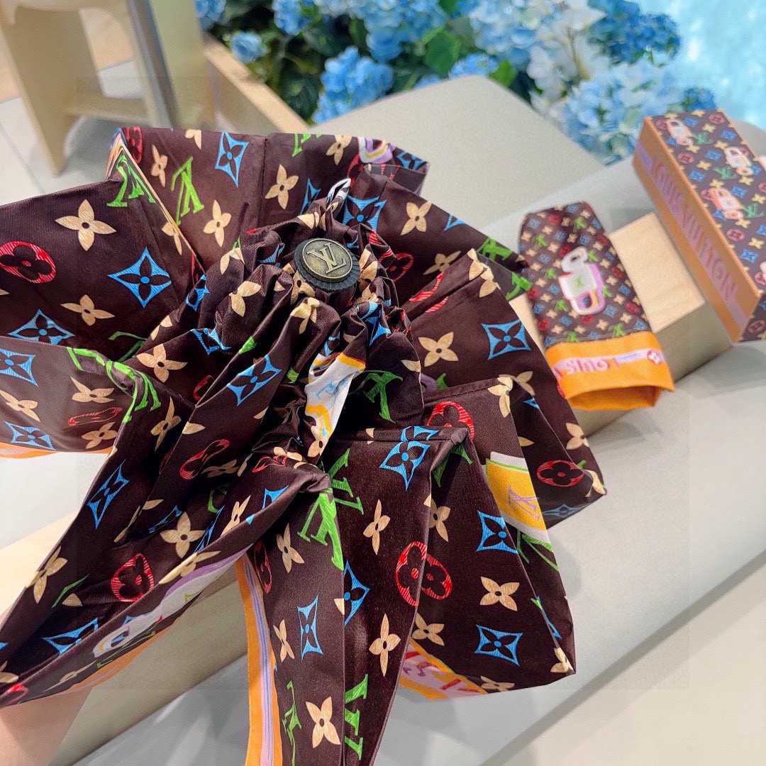  LOUIS VUITTON（路易威登）五折伞 热卖款 时尚指数爆表 不论晴天雨天使用都相得益彰 拥有它