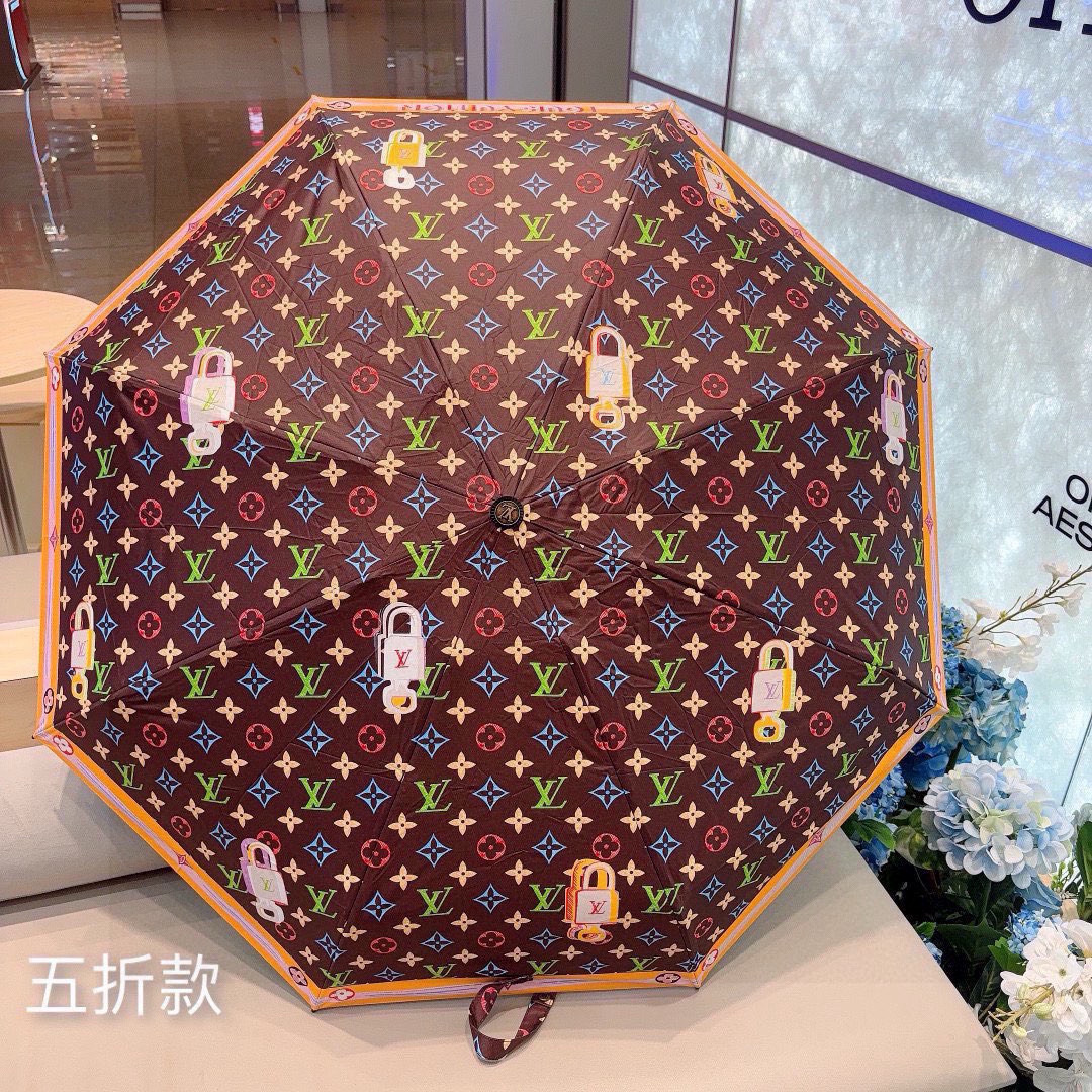  LOUIS VUITTON（路易威登）五折伞 热卖款 时尚指数爆表 不论晴天雨天使用都相得益彰 拥有它