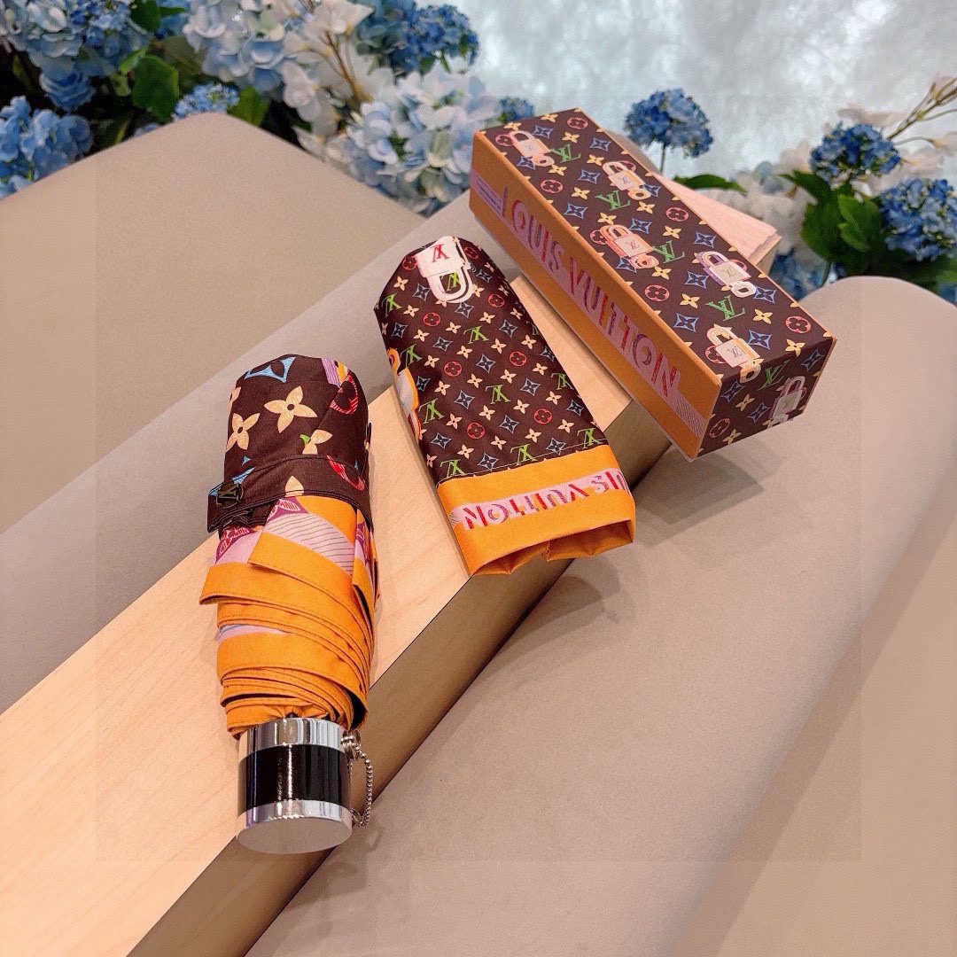  LOUIS VUITTON（路易威登）五折伞 热卖款 时尚指数爆表 不论晴天雨天使用都相得益彰 拥有它