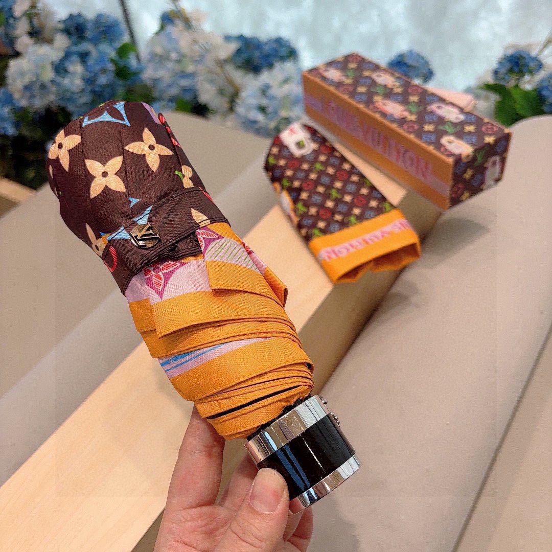  LOUIS VUITTON（路易威登）五折伞 热卖款 时尚指数爆表 不论晴天雨天使用都相得益彰 拥有它