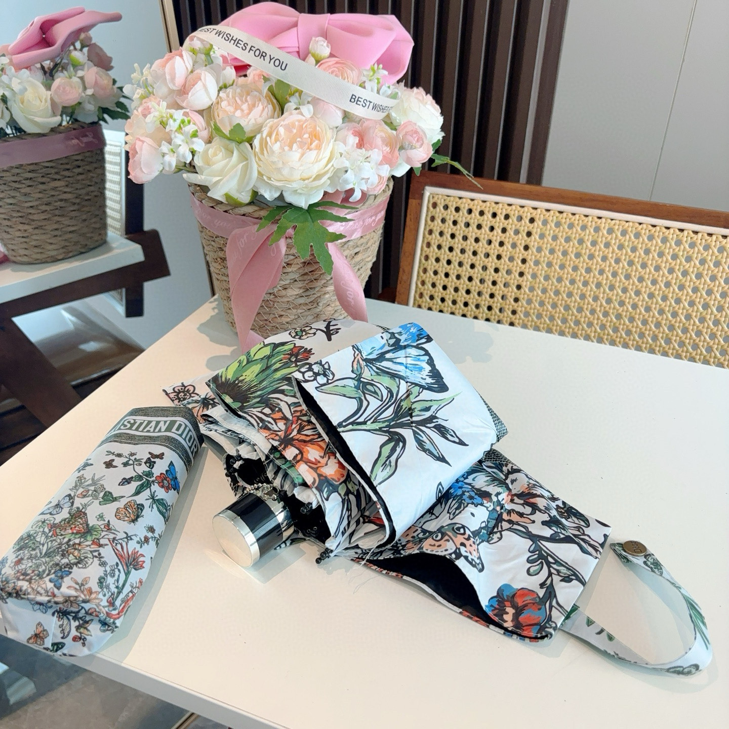  DIOR （迪奥） 五折手开折叠伞 超轻口袋 仅18cm  热卖款 时尚指数爆表 无论晴天雨天使用都相