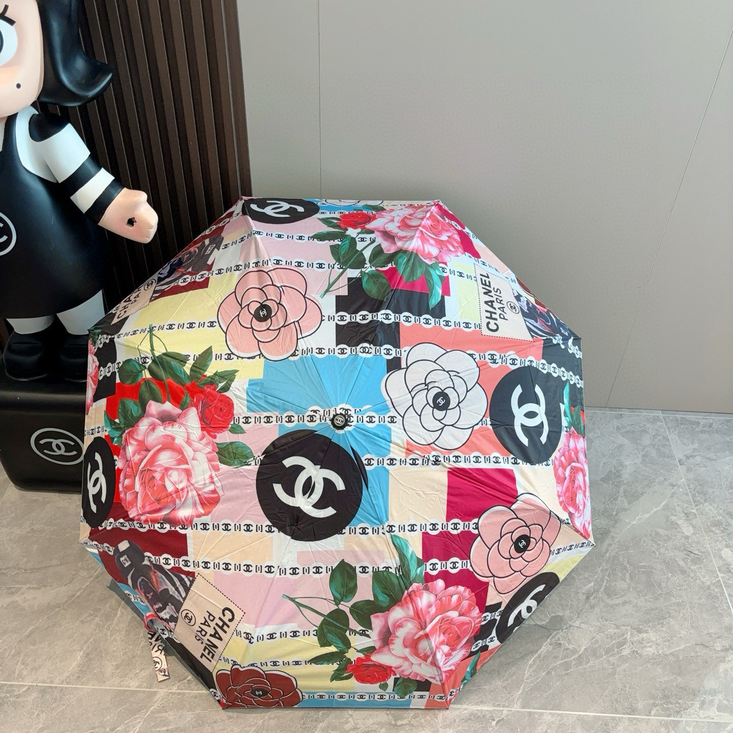  CHANEL（香奈儿）三折自动折叠晴雨伞 集合香奈儿灵魂LOGO为一体的设计风格高雅奢华 带在身上带来