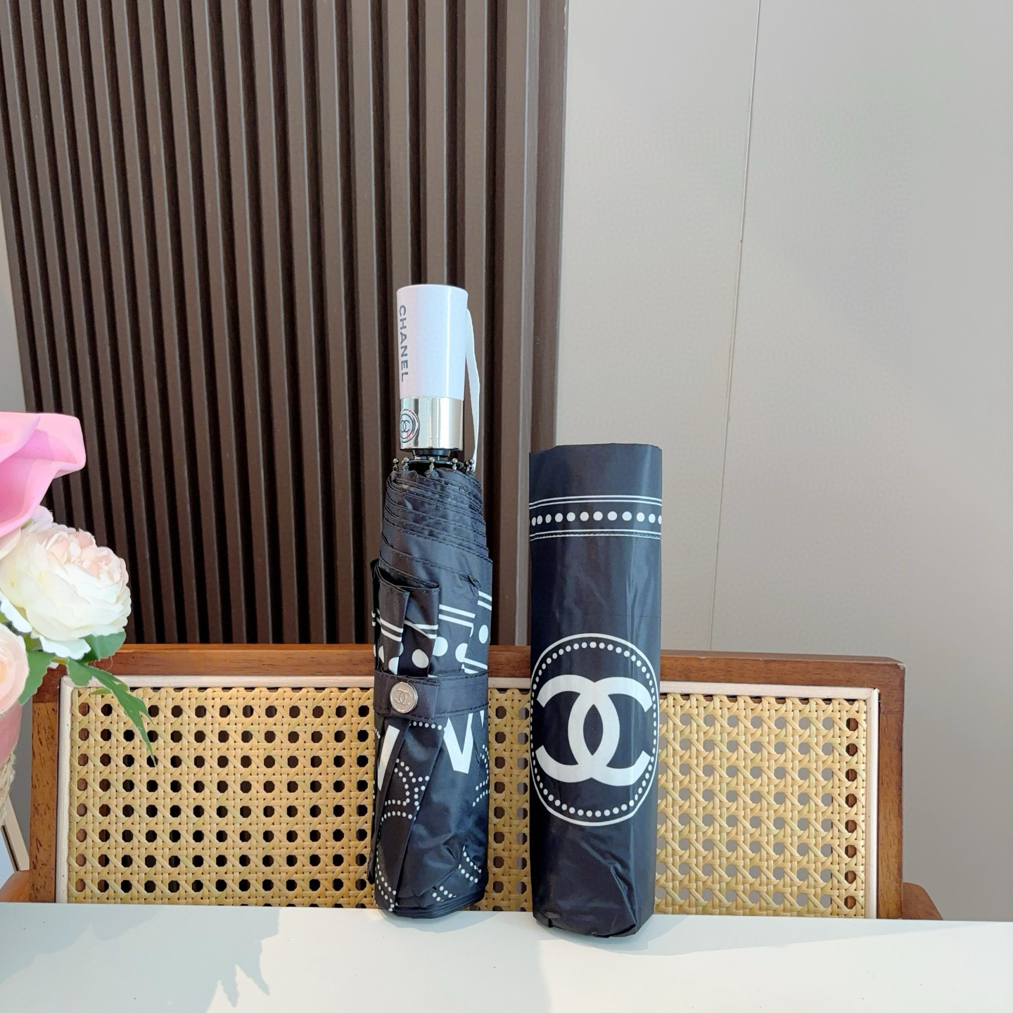  CHANEL（香奈儿）三折自动折叠晴雨伞 集合香奈儿灵魂LOGO为一体的设计风格高雅奢华 带在身上带来