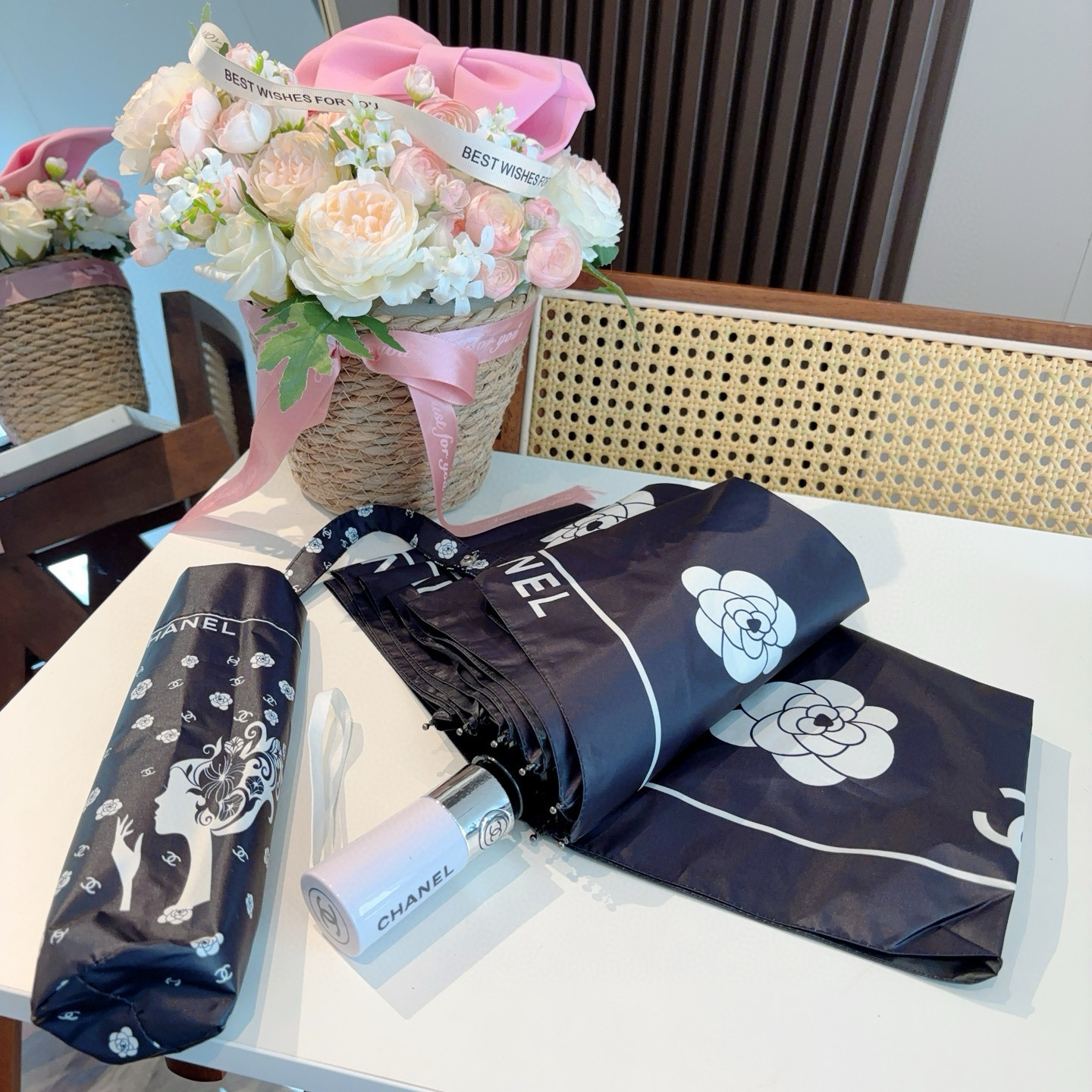  CHANEL（香奈儿）三折自动折叠晴雨伞 集合香奈儿灵魂LOGO为一体的设计风格高雅奢华 带在身上带来