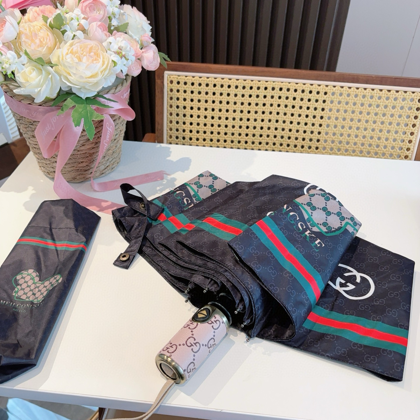  GUCCI古奇 三折自动折叠晴雨伞  时尚原单代工品质 细节精致 看得见的品质 打破一成不变 色泽纯正