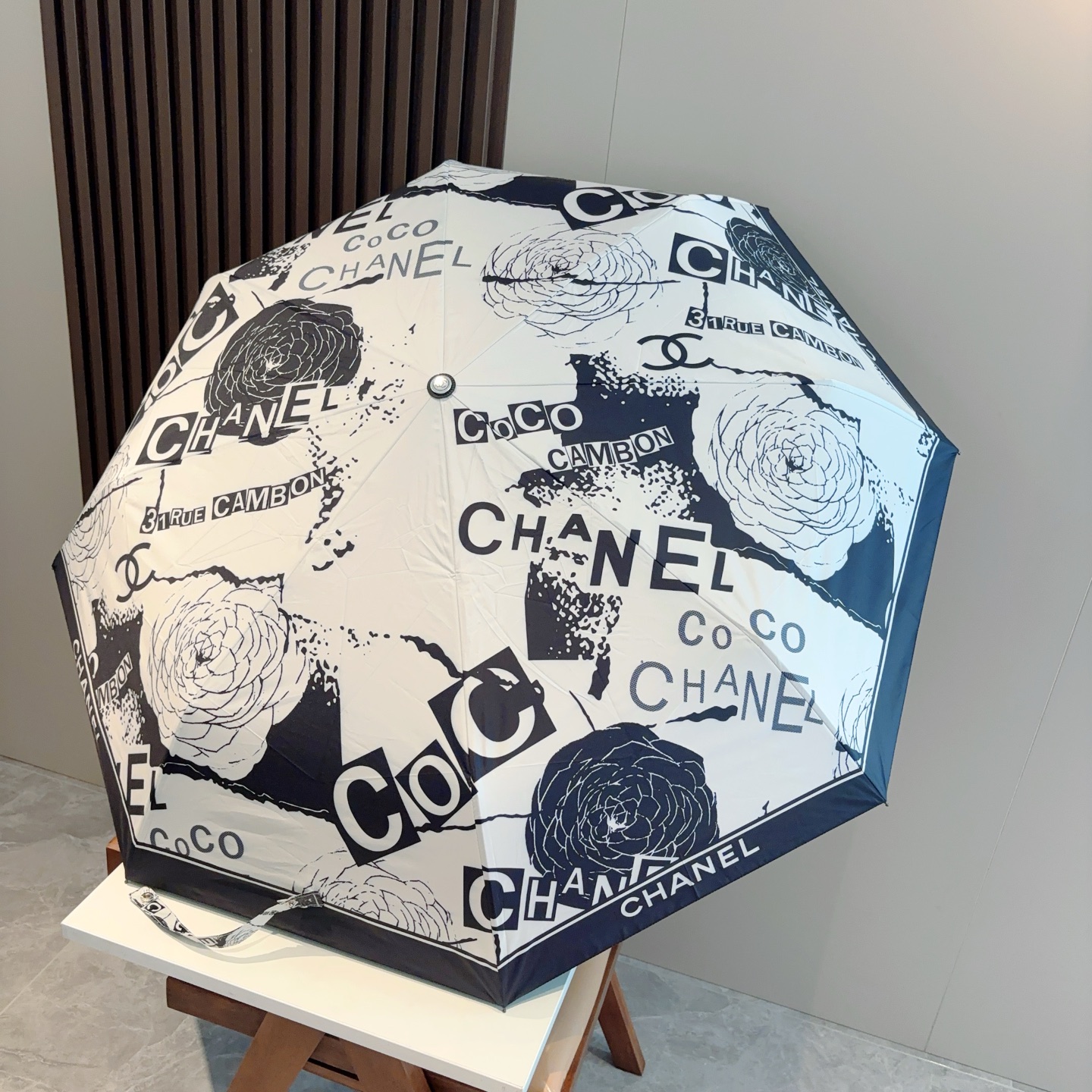CHANEL（香奈儿） 三折手开折叠晴雨伞 做工精细 气质 时尚 炒鸡好看！防紫外线 人手必备 ！
