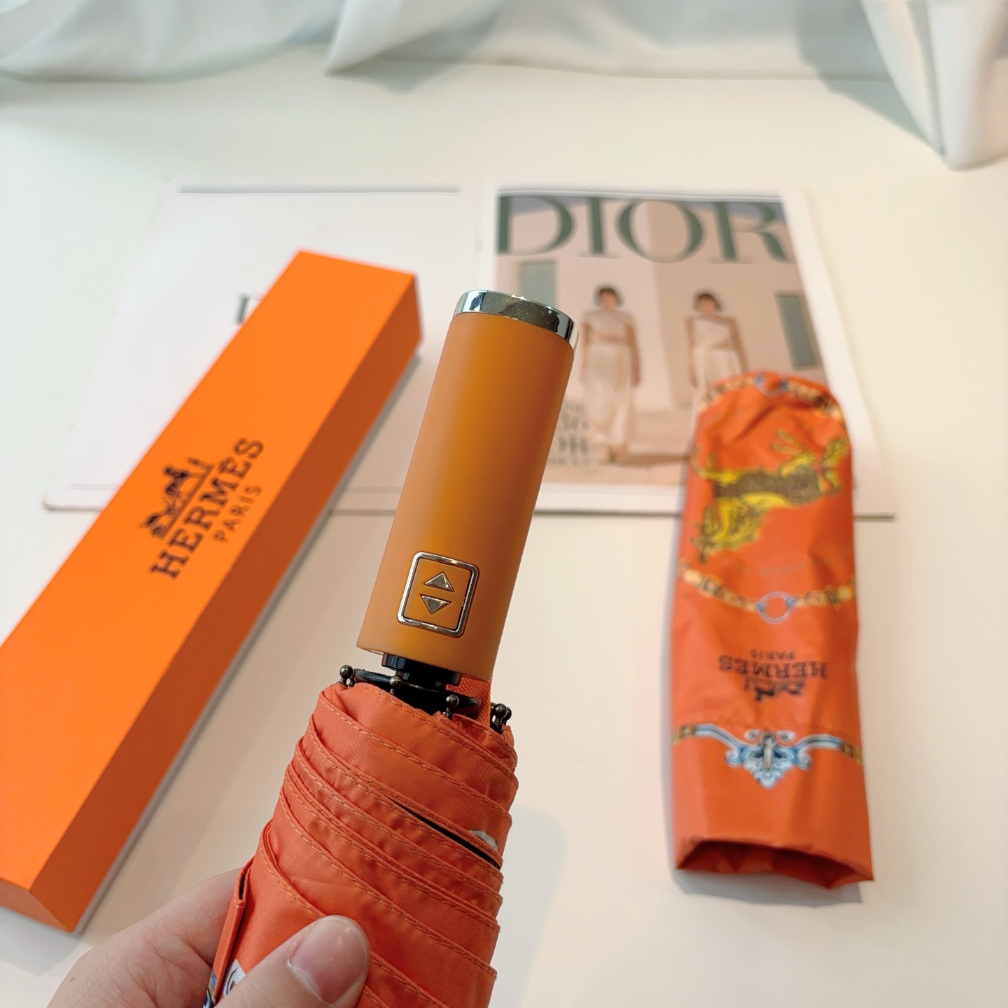 爱马仕（Hermès）   新款 极品H家三折自动伞重磅呈现 以其精湛的工艺技术和源源不断的想像力 新涂