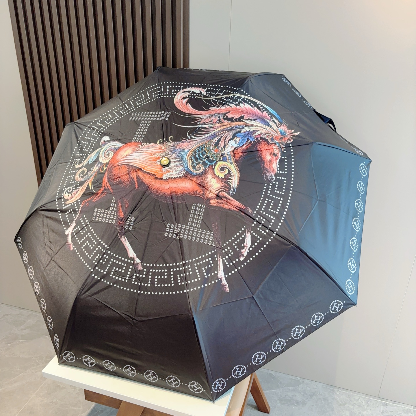爱马仕（Hermès）   新款 极品H家三折自动伞重磅呈现 以其精湛的工艺技术和源源不断的想像力 新涂
