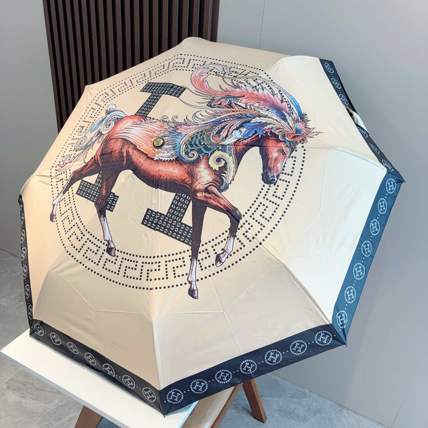 爱马仕（Hermès）   新款 极品H家三折自动伞重磅呈现 以其精湛的工艺技术和源源不断的想像力 新涂