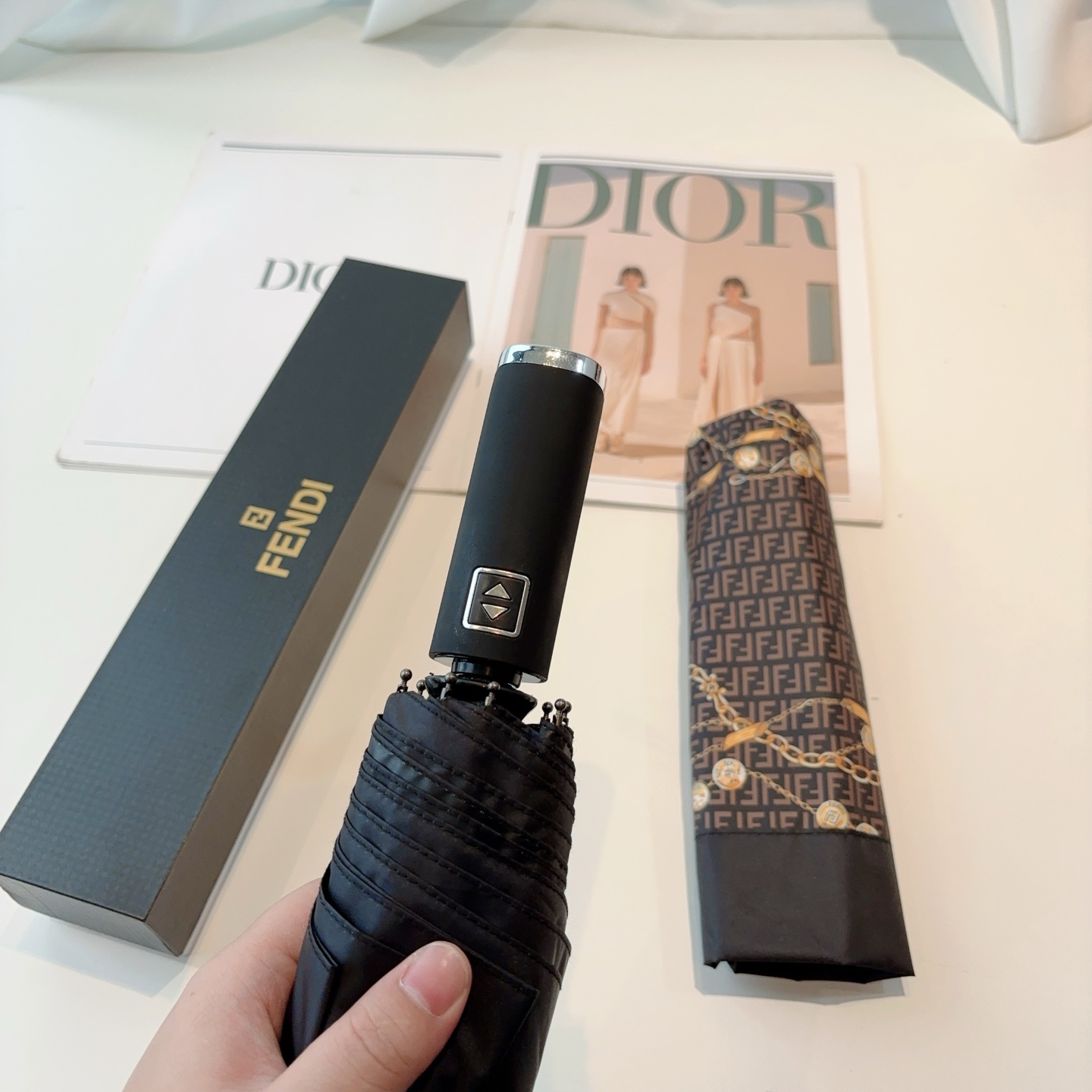  FENDI（芬迪）三折自动折叠晴雨伞 年度最新火爆单品  原单代工级品质 第一代210T碰击布防嗮拒水