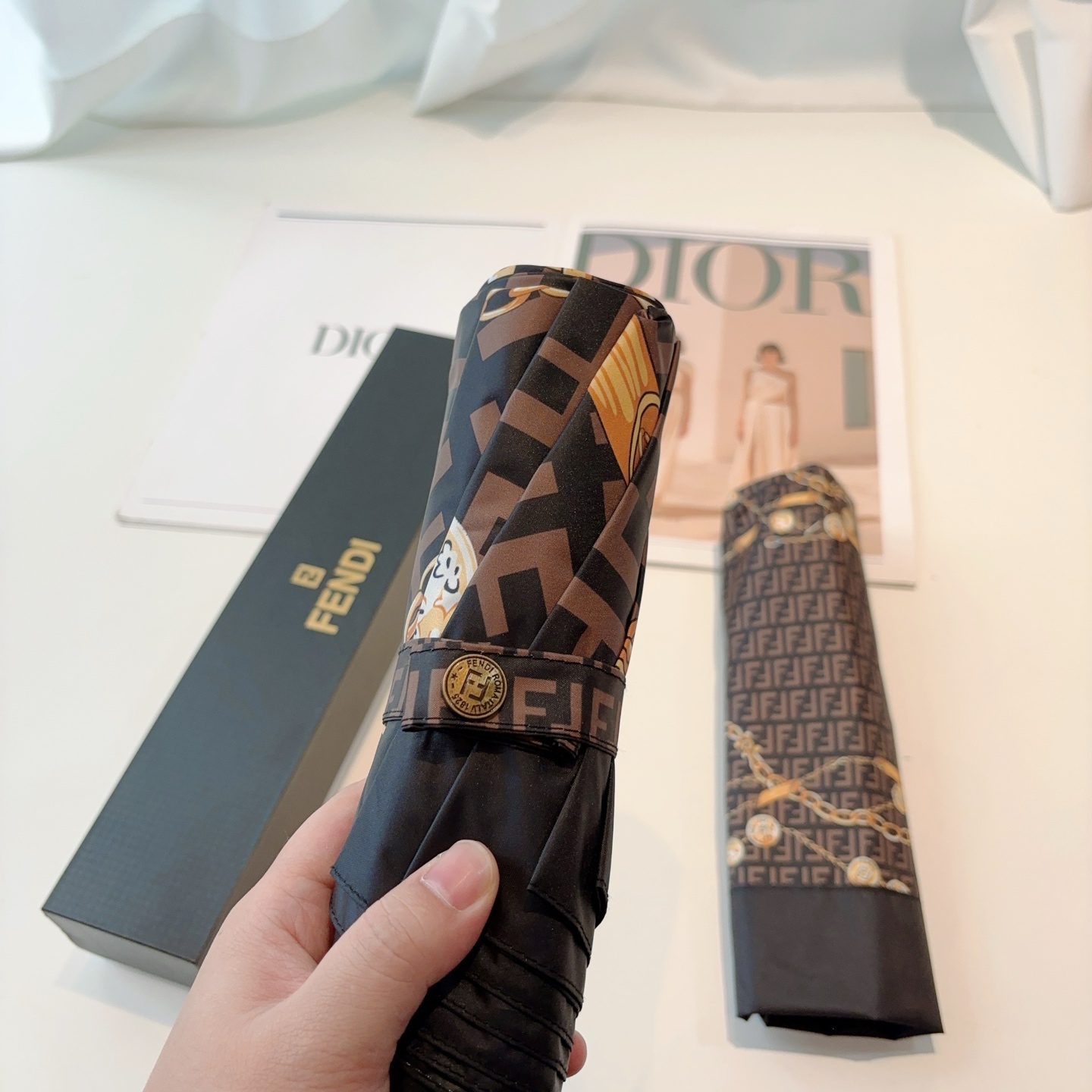  FENDI（芬迪）三折自动折叠晴雨伞 年度最新火爆单品  原单代工级品质 第一代210T碰击布防嗮拒水
