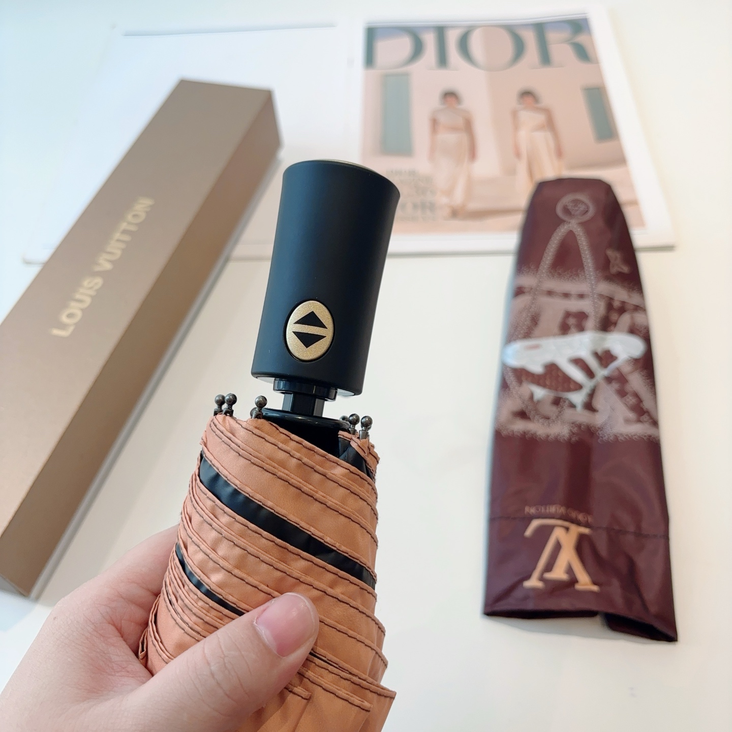 LOUIS VUITTON （路易威登）三折自动折叠晴雨伞 新涂层技术深色伞面 拥有令人惊喜的遮光效果！
