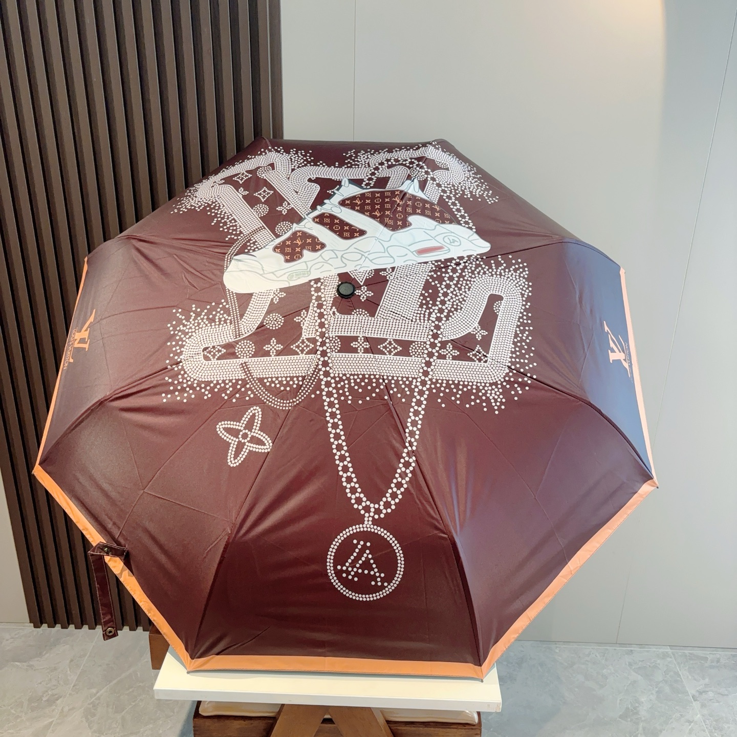 LOUIS VUITTON （路易威登）三折自动折叠晴雨伞 新涂层技术深色伞面 拥有令人惊喜的遮光效果！