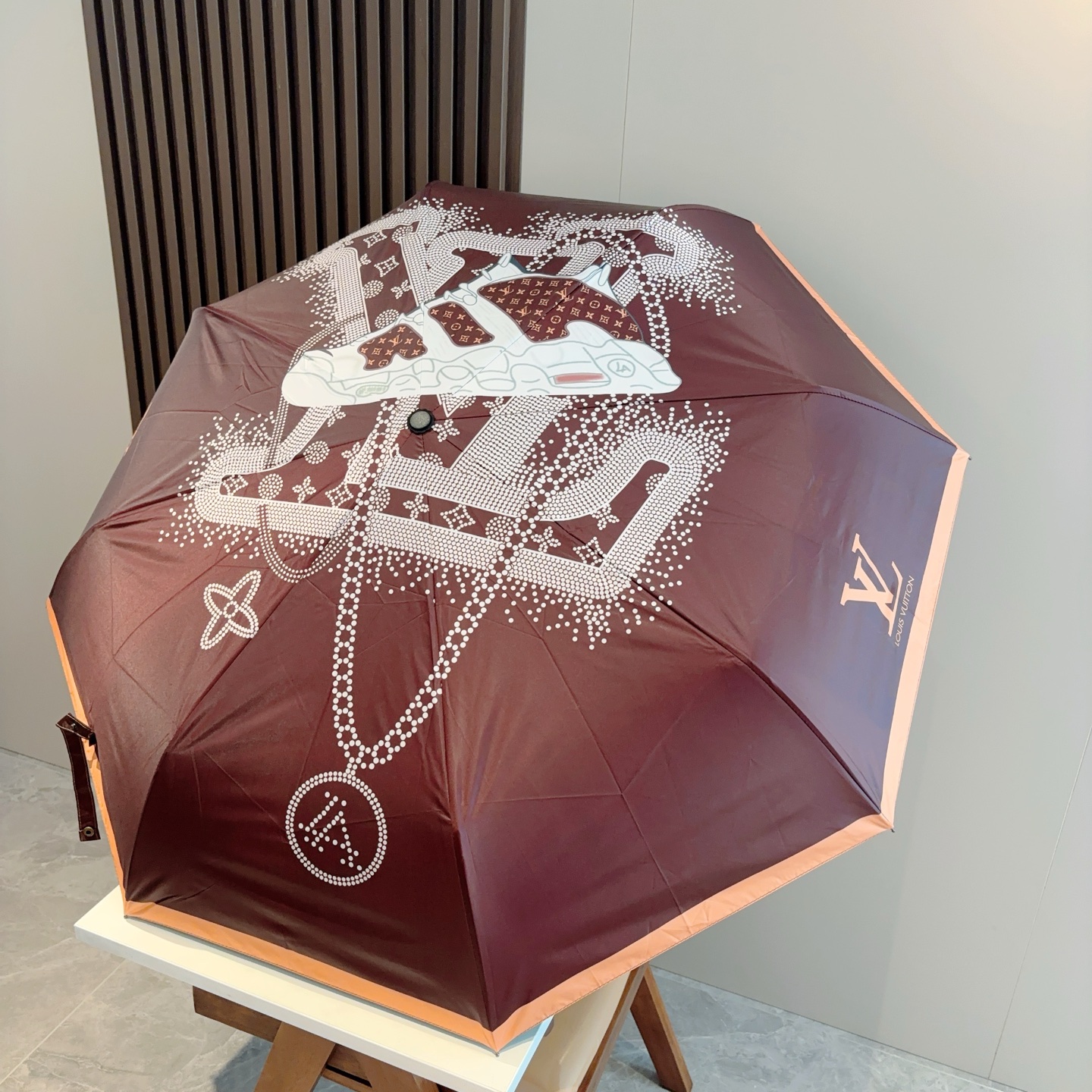 LOUIS VUITTON （路易威登）三折自动折叠晴雨伞 新涂层技术深色伞面 拥有令人惊喜的遮光效果！