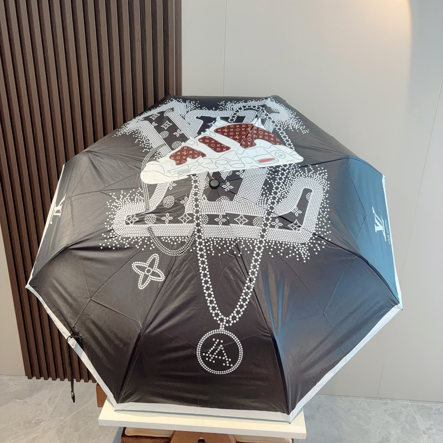 LOUIS VUITTON （路易威登）三折自动折叠晴雨伞 新涂层技术深色伞面 拥有令人惊喜的遮光效果！