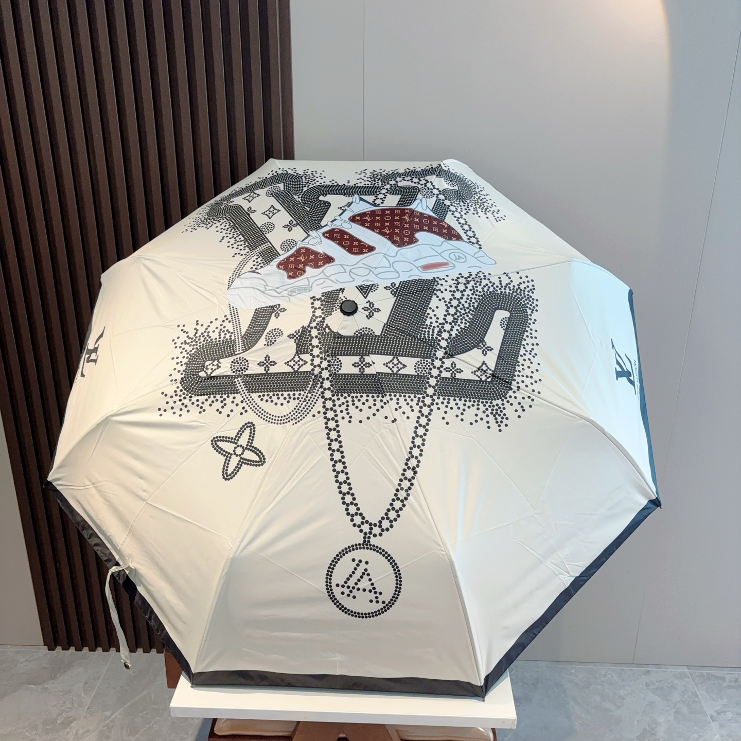 LOUIS VUITTON （路易威登）三折自动折叠晴雨伞 新涂层技术深色伞面 拥有令人惊喜的遮光效果！