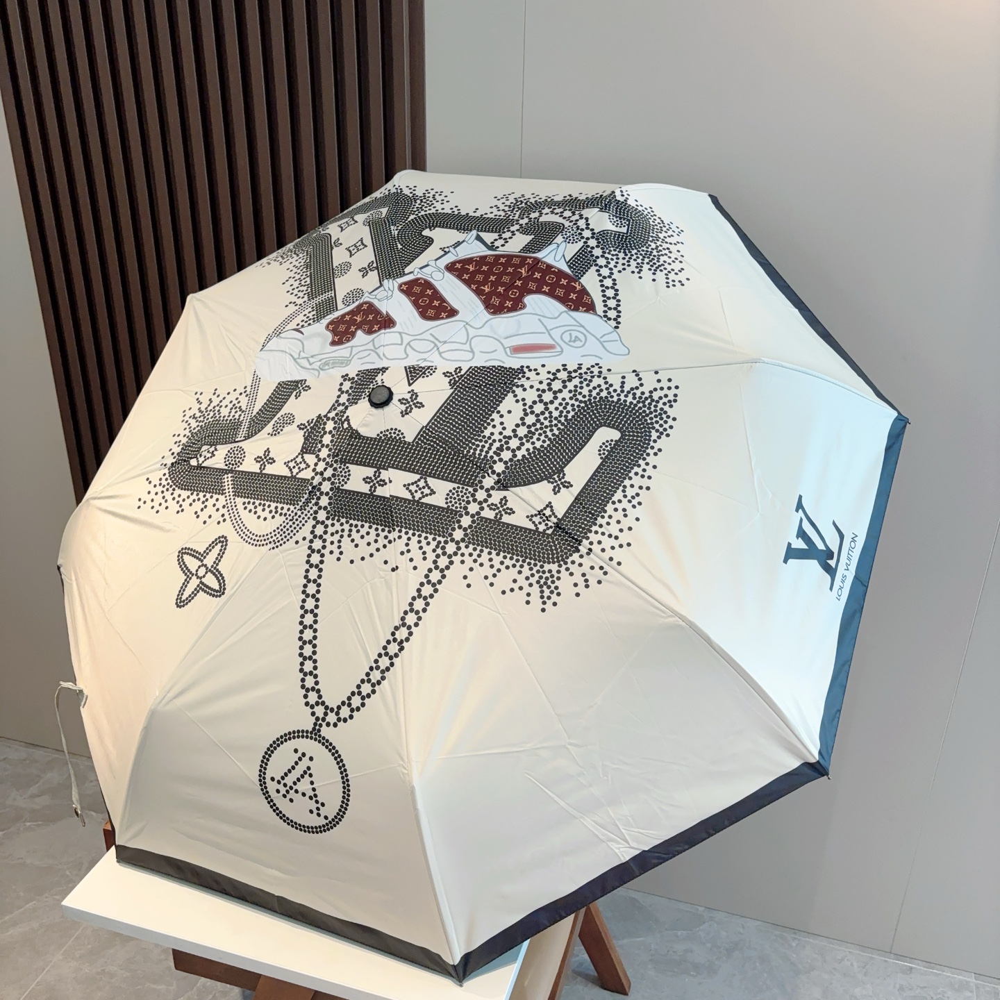 LOUIS VUITTON （路易威登）三折自动折叠晴雨伞 新涂层技术深色伞面 拥有令人惊喜的遮光效果！