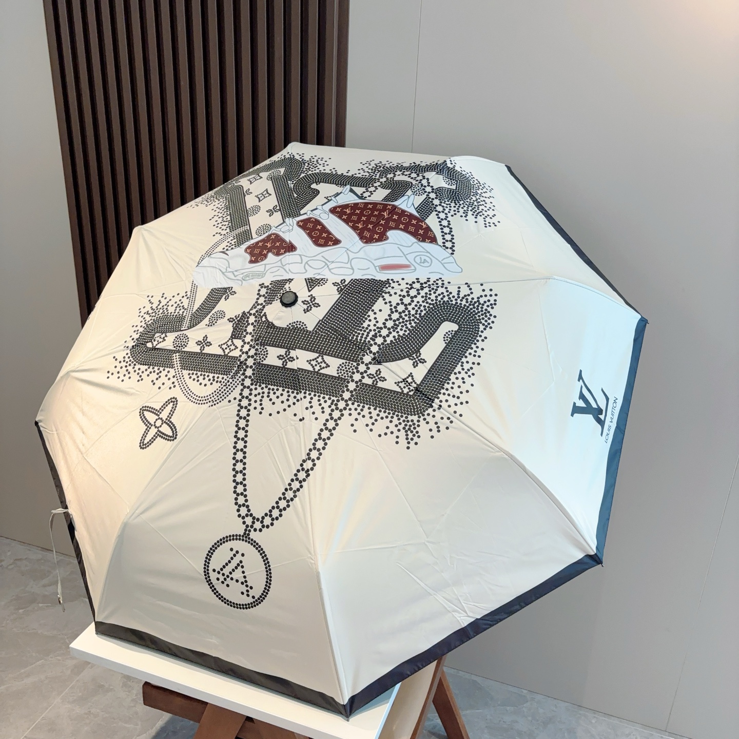 LOUIS VUITTON （路易威登）三折自动折叠晴雨伞 新涂层技术深色伞面 拥有令人惊喜的遮光效果！
