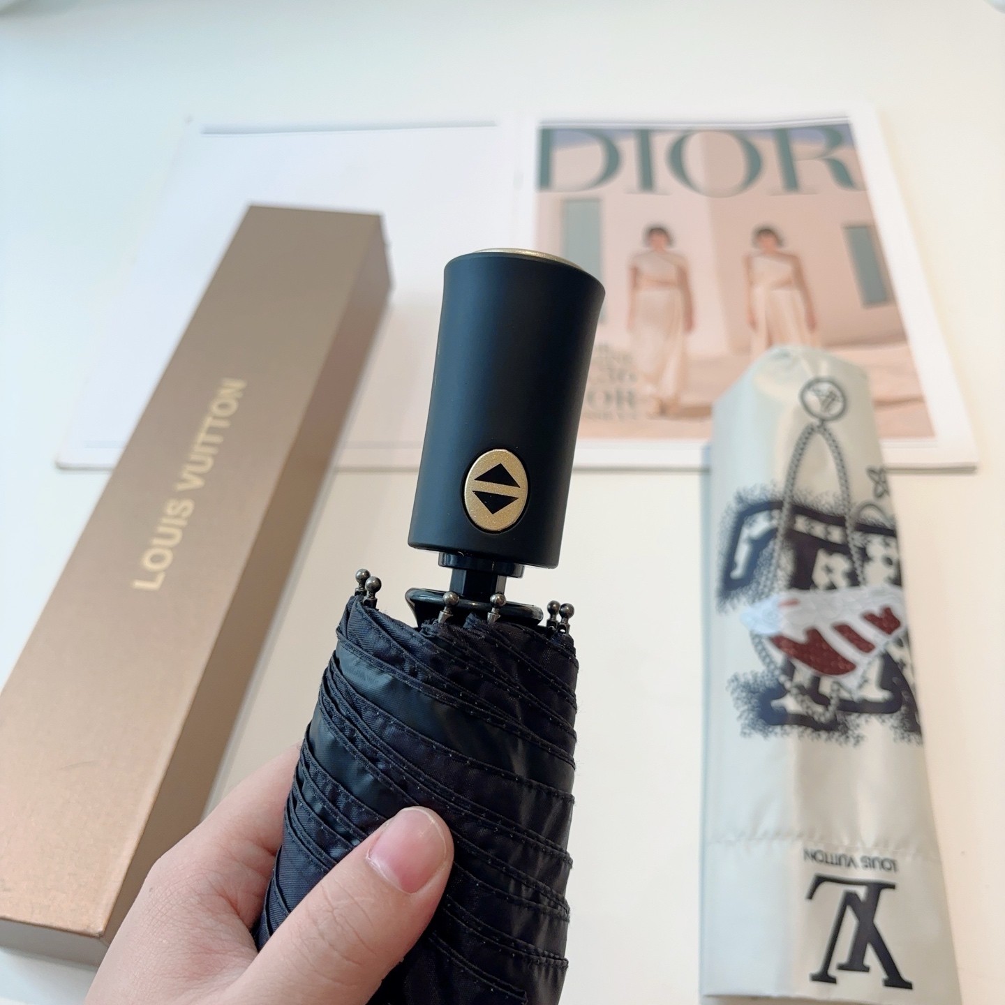 LOUIS VUITTON （路易威登）三折自动折叠晴雨伞 新涂层技术深色伞面 拥有令人惊喜的遮光效果！