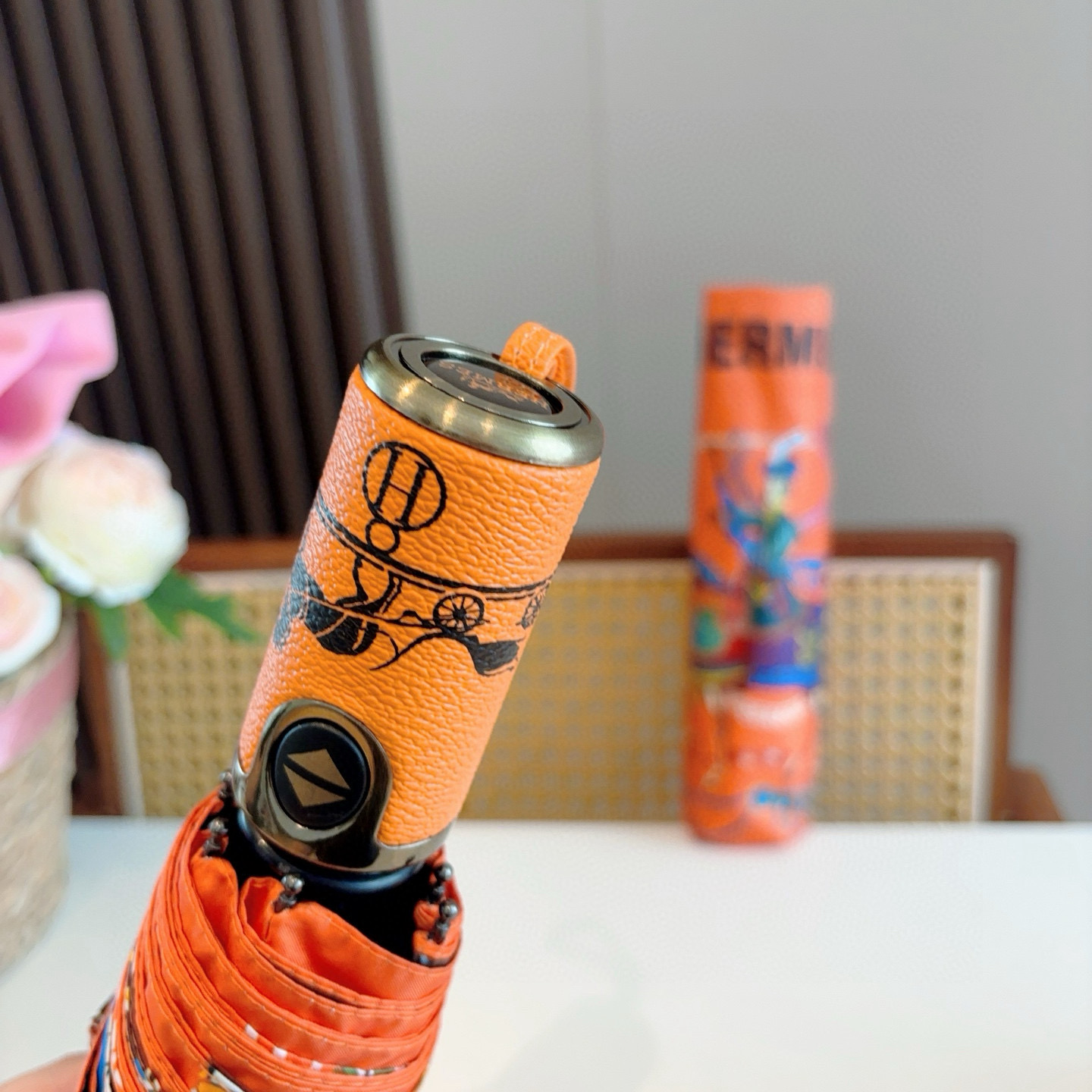 爱马仕（Hermès）   新款 极品H家三折自动伞重磅呈现 以其精湛的工艺技术和源源不断的想像力 新涂