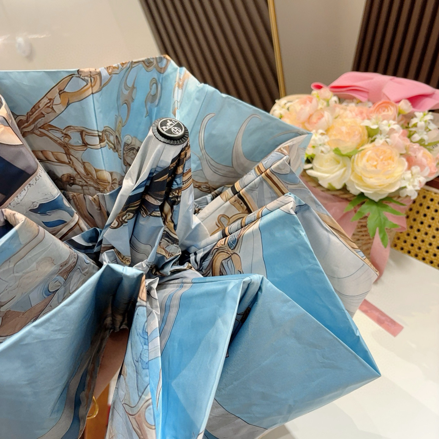 爱马仕（Hermès）   新款 极品H家三折自动伞重磅呈现 以其精湛的工艺技术和源源不断的想像力 新涂