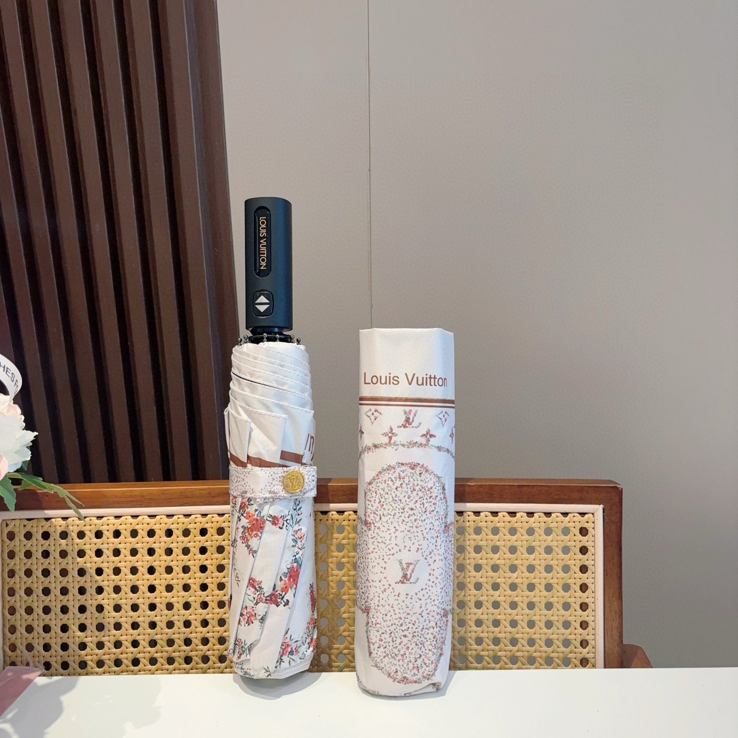  LOUIS VUITTON （路易威登）三折自动折叠晴雨伞 新涂层技术深色伞面 拥有令人惊喜的遮光效果