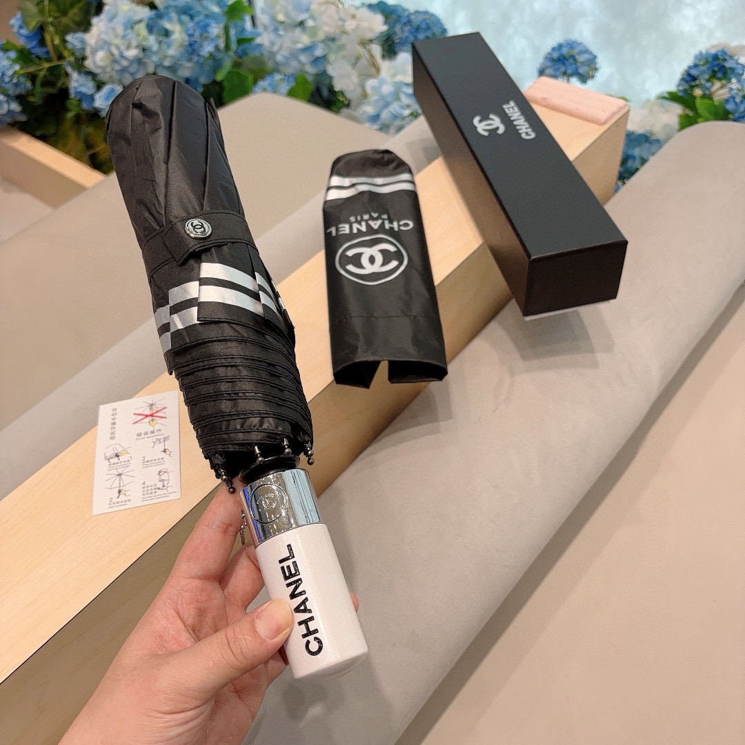  CHANEL（香奈儿）三折自动折叠晴雨伞 集合香奈儿灵魂LOGO为一体的设计风格高雅奢华 带在身上带来