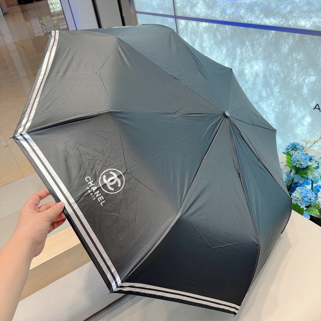  CHANEL（香奈儿）三折自动折叠晴雨伞 集合香奈儿灵魂LOGO为一体的设计风格高雅奢华 带在身上带来