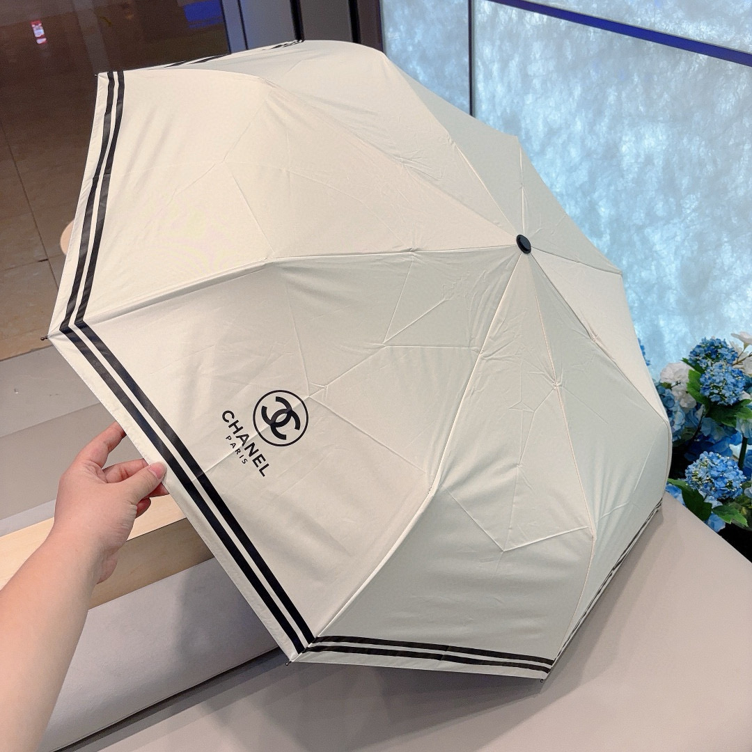  CHANEL（香奈儿）三折自动折叠晴雨伞 集合香奈儿灵魂LOGO为一体的设计风格高雅奢华 带在身上带来