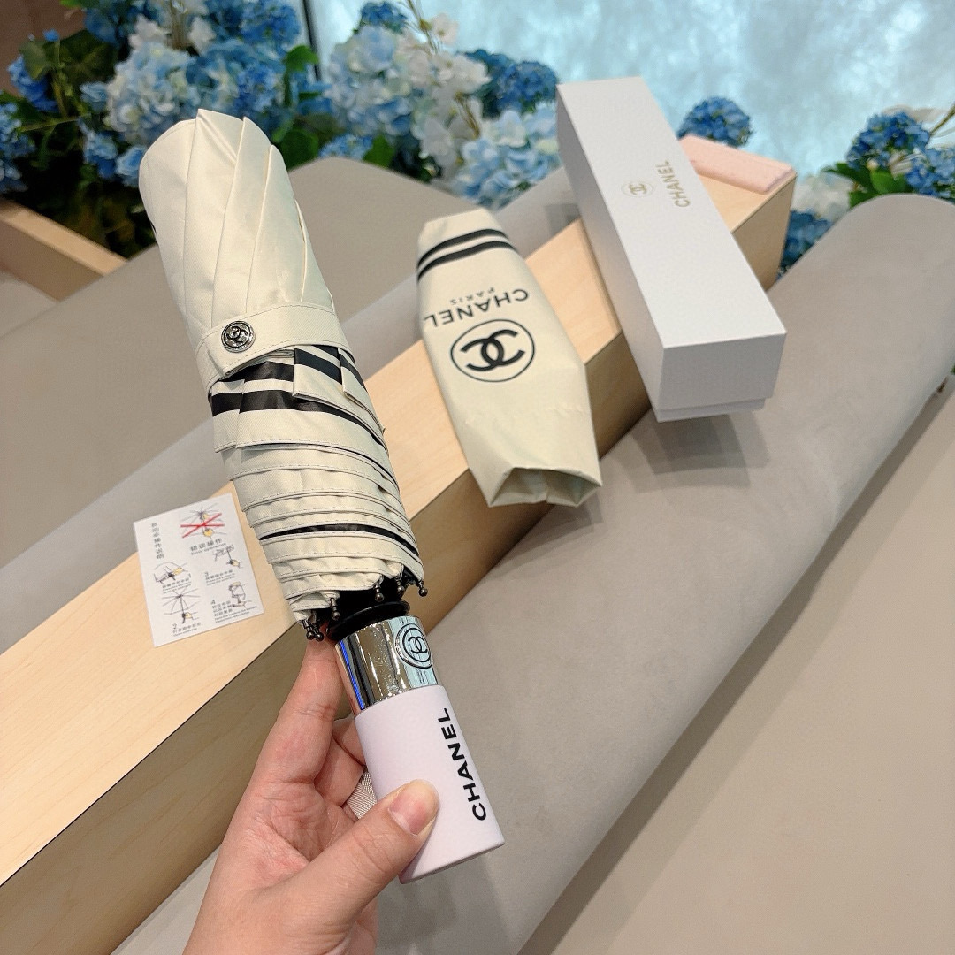  CHANEL（香奈儿）三折自动折叠晴雨伞 集合香奈儿灵魂LOGO为一体的设计风格高雅奢华 带在身上带来