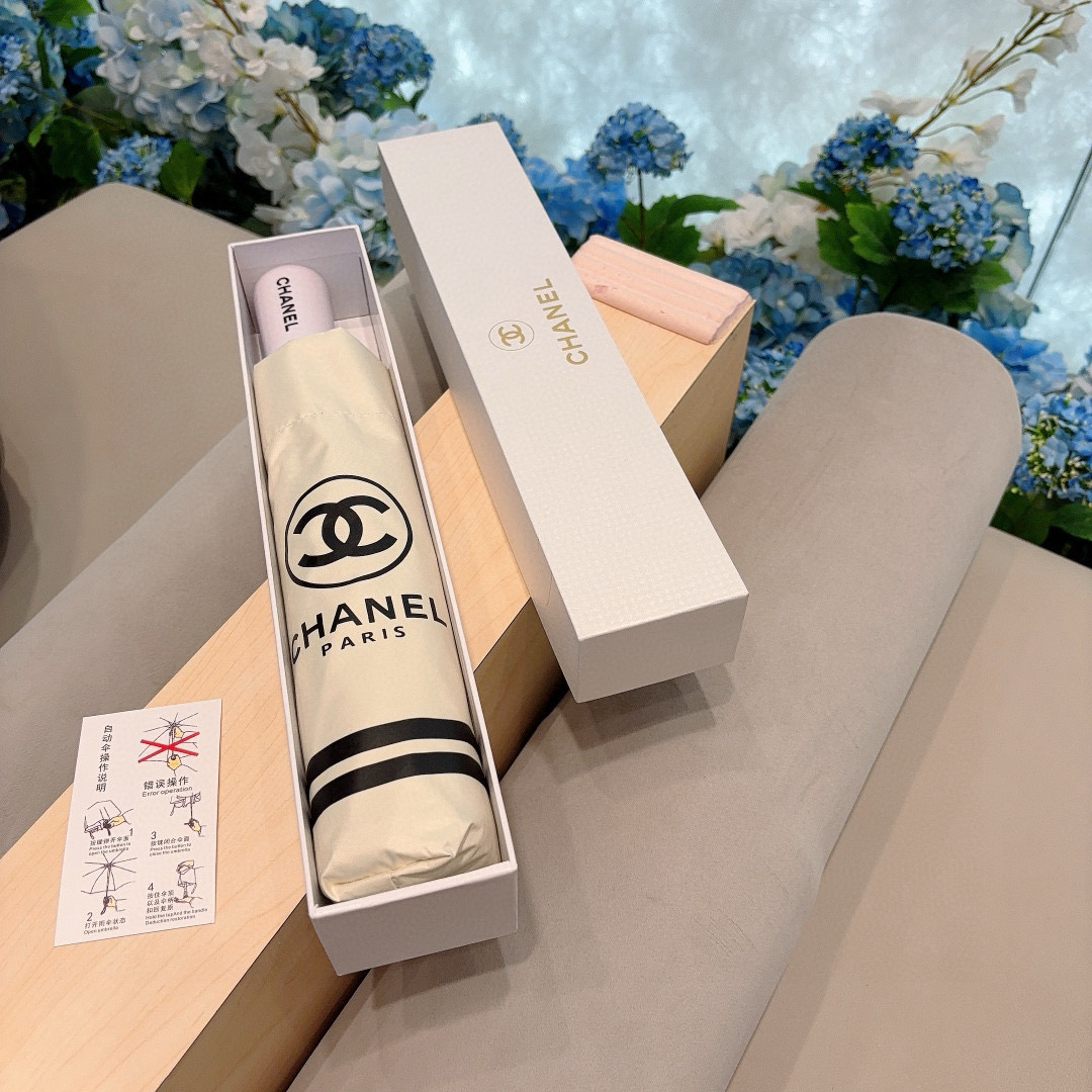  CHANEL（香奈儿）三折自动折叠晴雨伞 集合香奈儿灵魂LOGO为一体的设计风格高雅奢华 带在身上带来