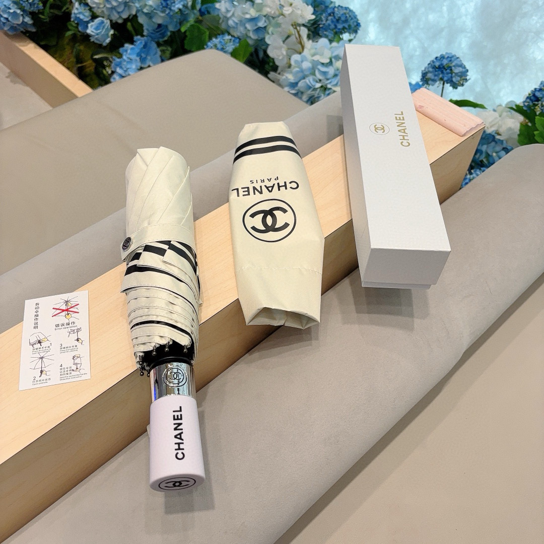  CHANEL（香奈儿）三折自动折叠晴雨伞 集合香奈儿灵魂LOGO为一体的设计风格高雅奢华 带在身上带来
