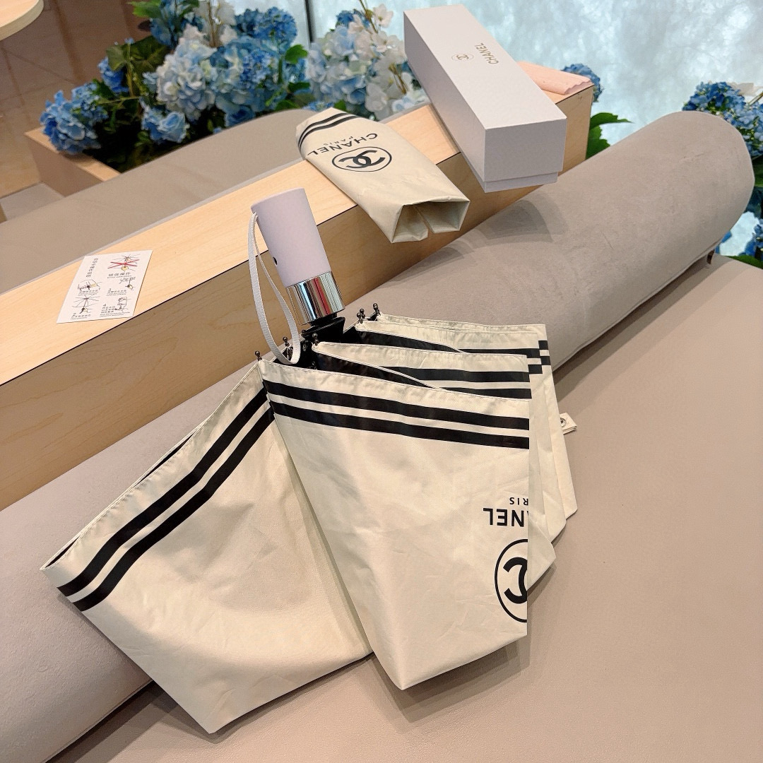  CHANEL（香奈儿）三折自动折叠晴雨伞 集合香奈儿灵魂LOGO为一体的设计风格高雅奢华 带在身上带来