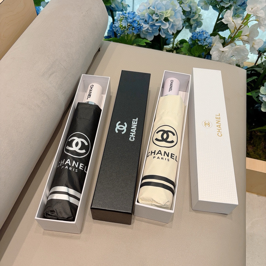 CHANEL（香奈儿）三折自动折叠晴雨伞 集合香奈儿灵魂LOGO为一体的设计风格高雅奢华 带在身上带来