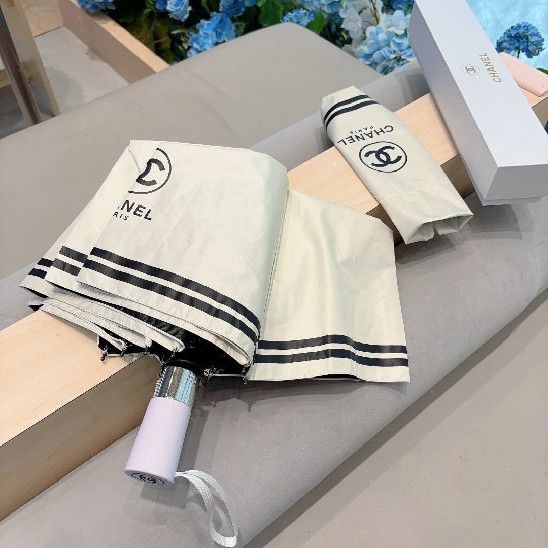  CHANEL（香奈儿）三折自动折叠晴雨伞 集合香奈儿灵魂LOGO为一体的设计风格高雅奢华 带在身上带来