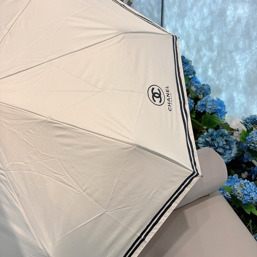  CHANEL（香奈儿）三折自动折叠晴雨伞 集合香奈儿灵魂LOGO为一体的设计风格高雅奢华 带在身上带来